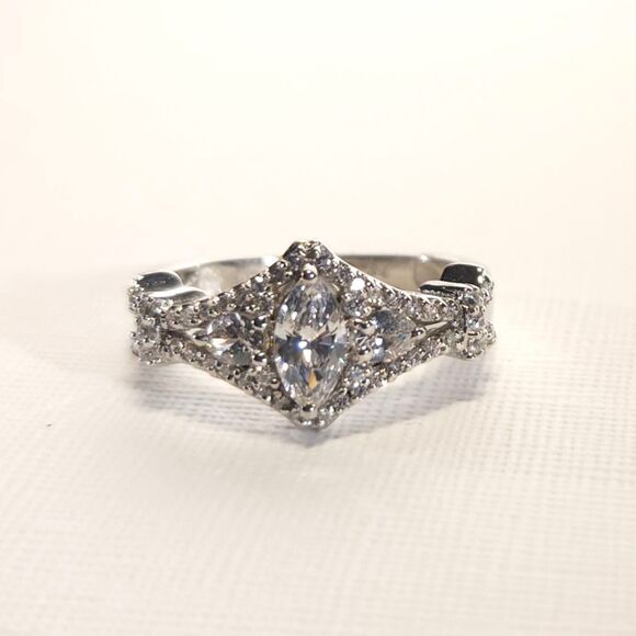 Simulated Diamond Ring J. Francis SWAROVSKI Size 8 - Picture 1 of 14
